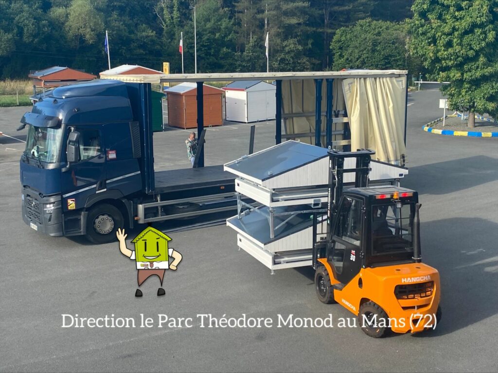 Chargement des chalets repliables pour la 4ème édition de la fête du pacifique au parc Théodore Monod au Mans (72)