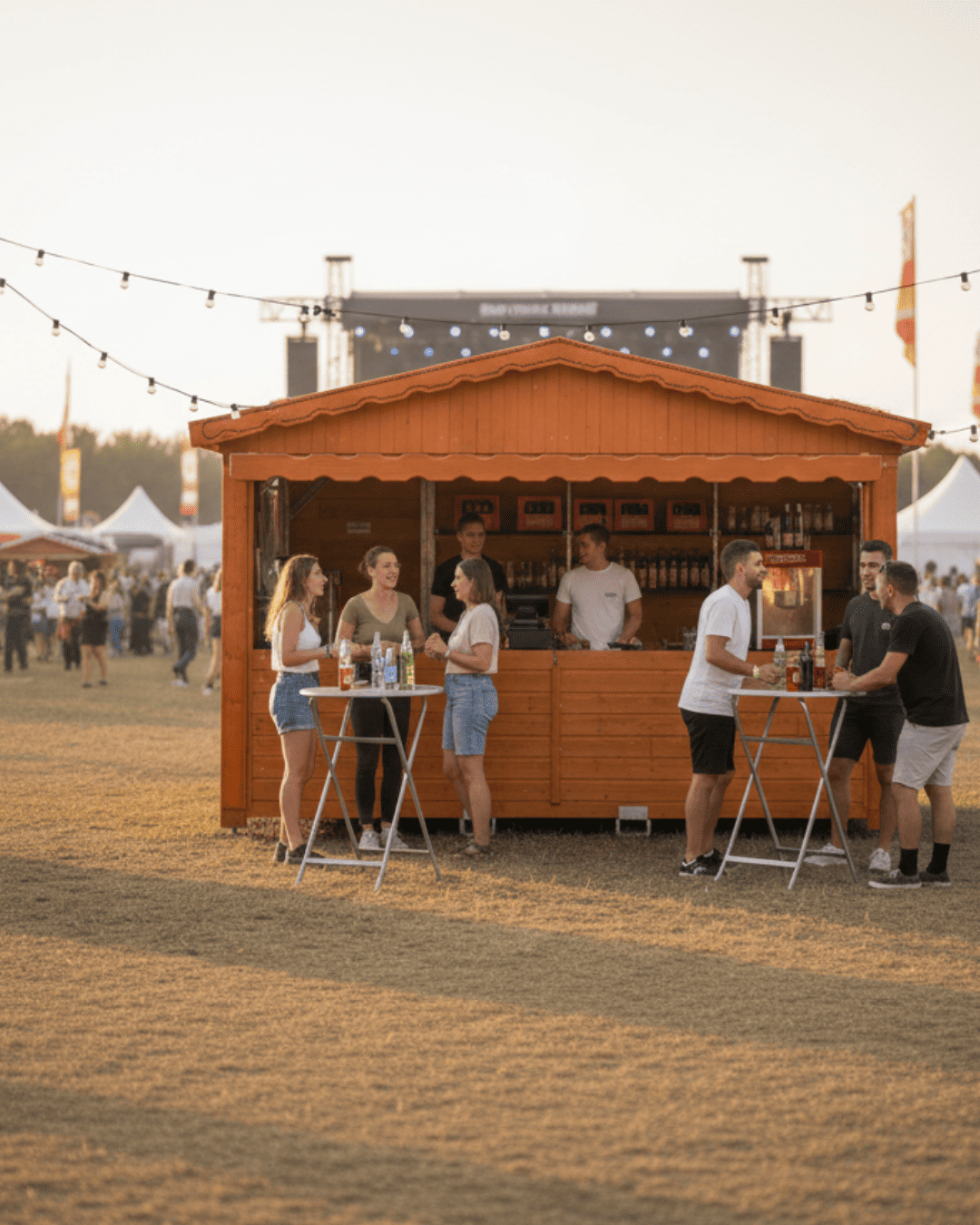 Le stand pliable en bois s’adapte parfaitement aux besoins des bars éphémères et de snacking. Le chalet pliable a des pieds réglables, il s'adaptera à votre terrain. Sa structure robuste supporte les charges et équipements installés à l’intérieur. Rapide à monter, esthétique et fonctionnel, il améliore l’organisation et l’image du point de vente. La location ou la vente de chalet avec installation possible (en SUS) permet aux organisateurs de gagner du temps et de la tranquillité.