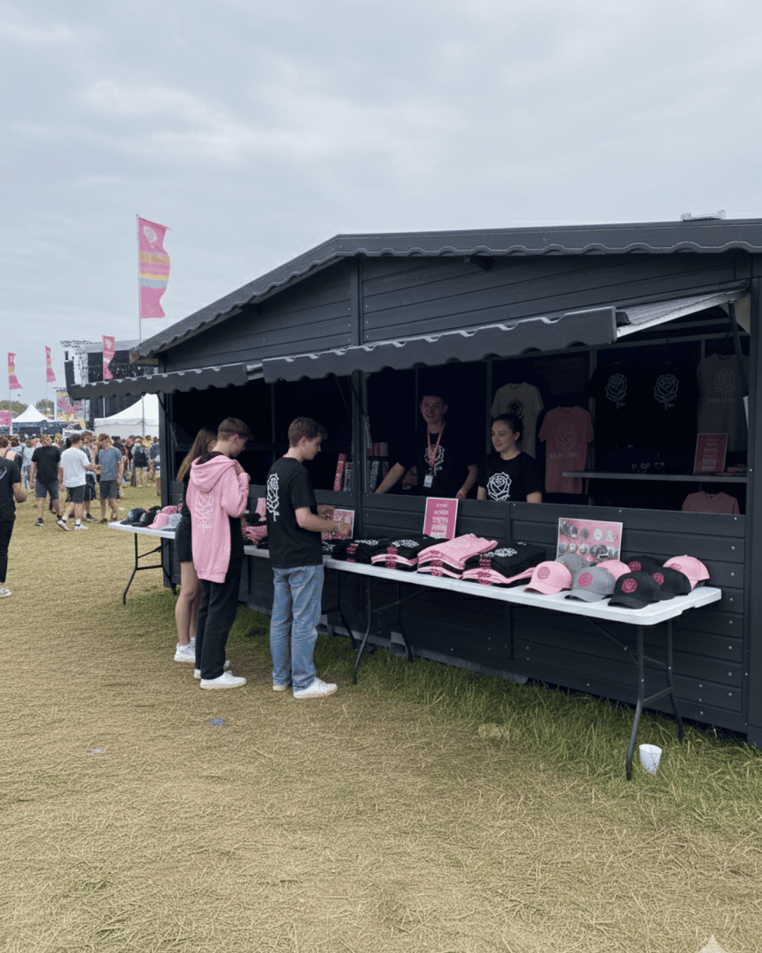 Le chalet pliable en bois offre une alternative durable aux structures classiques, avec un vrai confort d’exploitation.