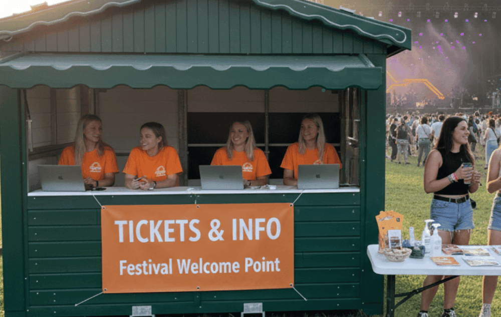 Le stand pliable en bois vert est idéal pour créer un espace d’accueil et d’information structuré. Billetterie, renseignements, objets trouvés : tout est centralisé dans un espace sécurisé. Grâce à un montage rapide et une structure fiable, le chalet répond aux contraintes événementielles.