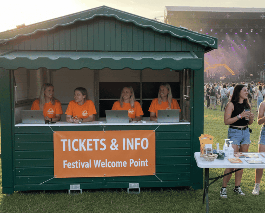 Le stand pliable en bois vert est idéal pour créer un espace d’accueil et d’information structuré. Billetterie, renseignements, objets trouvés : tout est centralisé dans un espace sécurisé. Grâce à un montage rapide et une structure fiable, le chalet répond aux contraintes événementielles.