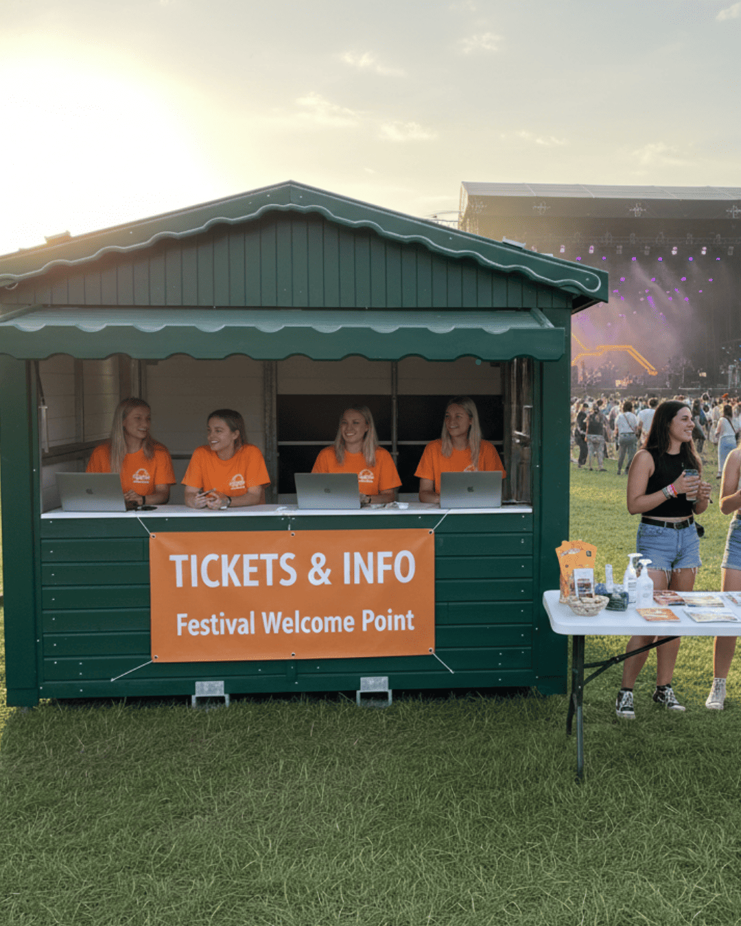 Le stand pliable en bois vert est idéal pour créer un espace d’accueil et d’information structuré. Billetterie, renseignements, objets trouvés : tout est centralisé dans un espace sécurisé. Grâce à un montage rapide et une structure fiable, le chalet répond aux contraintes événementielles.