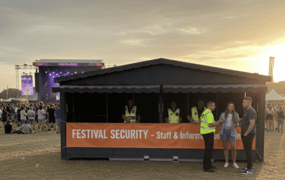 Le chalet pliable est une solution idéale pour accueillir un poste de sécurité sur un festival. Sa structure fermée permet de protéger les équipements et documents, tout en offrant un point de coordination visible et accessible. Facile à installer, robuste et esthétique, le chalet s’intègre naturellement sur site. Grâce à la location ou vente de chalets pliables, les organisateurs limitent les contraintes techniques tout en garantissant un dispositif sécurisé. Alors venez optez pour un chalet de 4m ou 6m en bois noir.