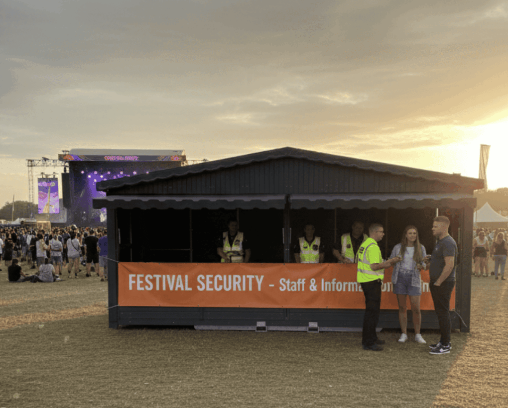 Le chalet pliable est une solution idéale pour accueillir un poste de sécurité sur un festival. Sa structure fermée permet de protéger les équipements et documents, tout en offrant un point de coordination visible et accessible. Facile à installer, robuste et esthétique, le chalet s’intègre naturellement sur site. Grâce à la location ou vente de chalets pliables, les organisateurs limitent les contraintes techniques tout en garantissant un dispositif sécurisé. Alors venez optez pour un chalet de 4m ou 6m en bois noir.