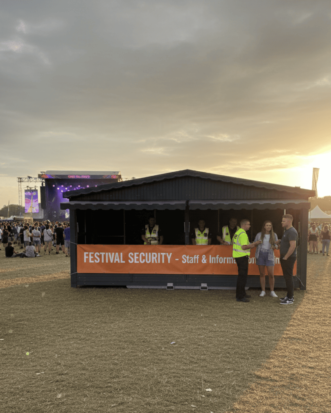 Le chalet pliable est une solution idéale pour accueillir un poste de sécurité sur un festival. Sa structure fermée permet de protéger les équipements et documents, tout en offrant un point de coordination visible et accessible. Facile à installer, robuste et esthétique, le chalet s’intègre naturellement sur site. Grâce à la location ou vente de chalets pliables, les organisateurs limitent les contraintes techniques tout en garantissant un dispositif sécurisé. Alors venez optez pour un chalet de 4m ou 6m en bois noir.